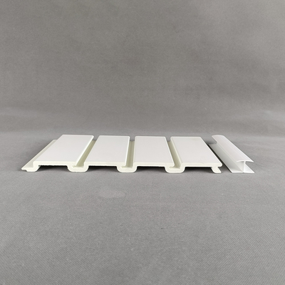 Huaxiajie সুপারমার্কেট অন্তরণ PVC Slatwall প্যানেল দোকান সজ্জা