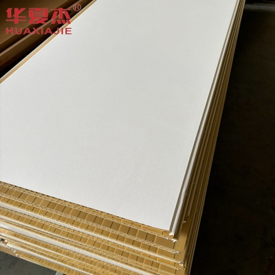 উচ্চ মানের সাদা ডব্লিউপিসি দেয়াল প্যানেল 600x9mm স্তরিত ডব্লিউপিসি বোর্ড জলরোধী প্রসাধন উপাদান