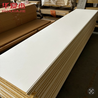 উচ্চ মানের সাদা ডব্লিউপিসি দেয়াল প্যানেল 600x9mm স্তরিত ডব্লিউপিসি বোর্ড জলরোধী প্রসাধন উপাদান