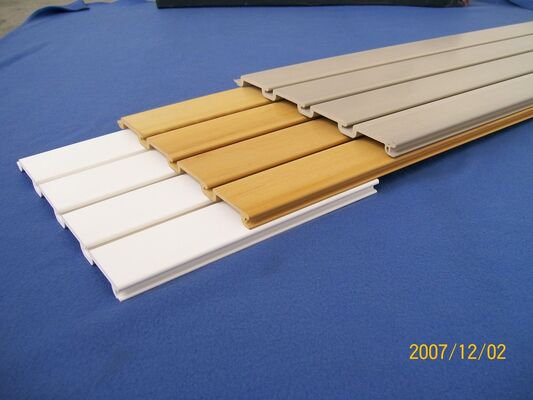 গুণ Unit Weight 1.7kg PVC Slatwall Boards Antiseptic Waterproof Anticorrosive Panels for Organizing Retail Displays and Storage কারখানা